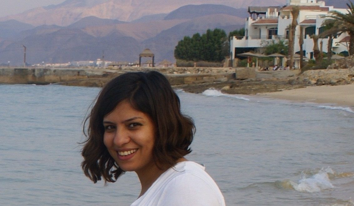 الشرطة المصرية تحتجز صحفية بـ”مدى مصر” في منطقة العلمين.. الموقع المصري: كانت في طريقها لمدينة رأس الحكمة