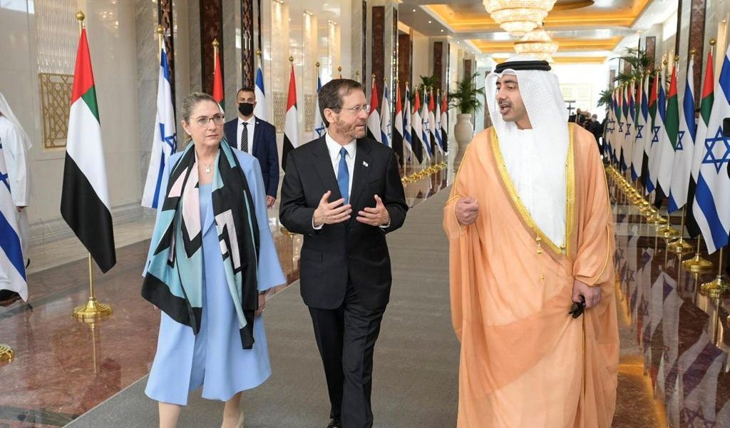 الإمارات تسعى لاقتلاع حماس من السلطة في غزة