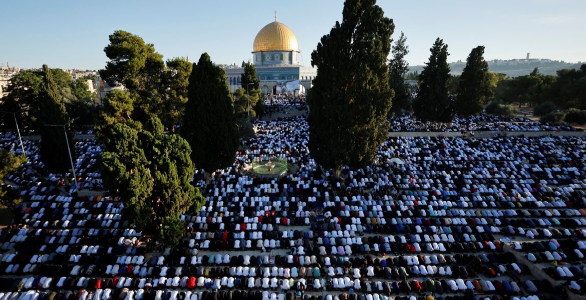 125 ألف فلسطيني يصلون الجمعة في الأقصى 