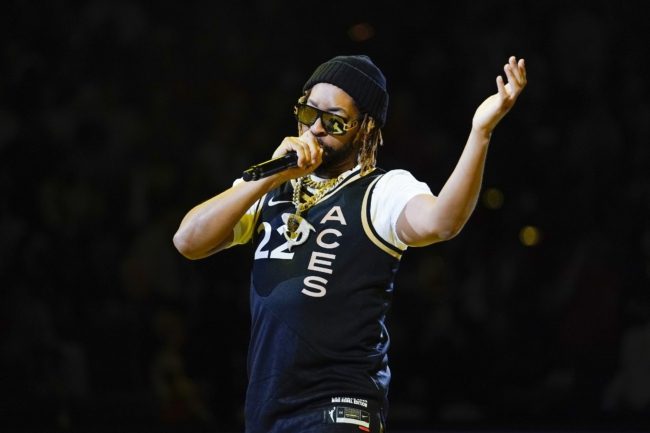 مغني راب أمريكي شهير يعتنق الإسلام.. ظهر ينطق الشهادتين بأحد مساجد كاليفورنيا (فيديو)