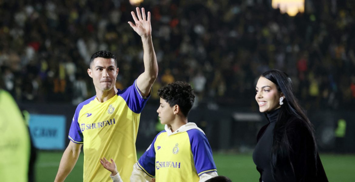 جورجينا تفاجئ الجمهور في أسبوع الموضة بباريس.. ظهرت بفستان يشبه قميص رونالدو الرياضى (صور)