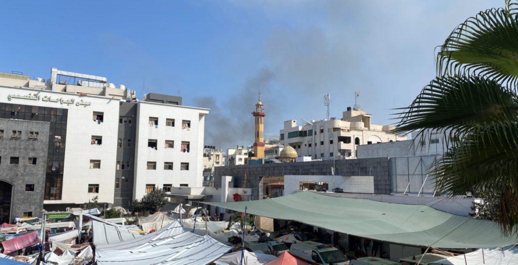 الاحتلال يهدد الطواقم الطبية والنازحين بمجمع الشفاء في غزة