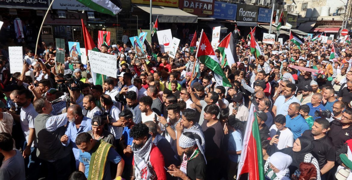 فصل 3 طلاب من جامعة أردنية بسبب غزة