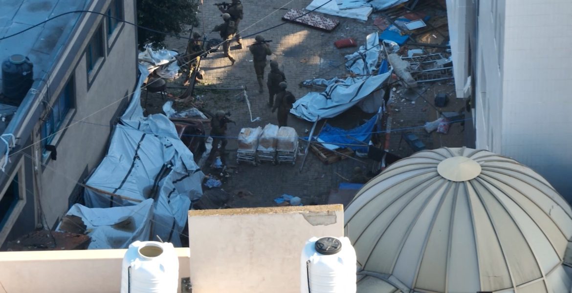 الاحتلال يهدد الطواقم الطبية والنازحين بمجمع الشفاء في غزة