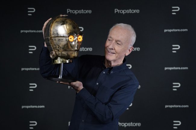 رأس روبوت بمليون دولار! نجم “حرب النجوم” الشهير يبيع مقتنياته وأزياءه في مزاد علني 