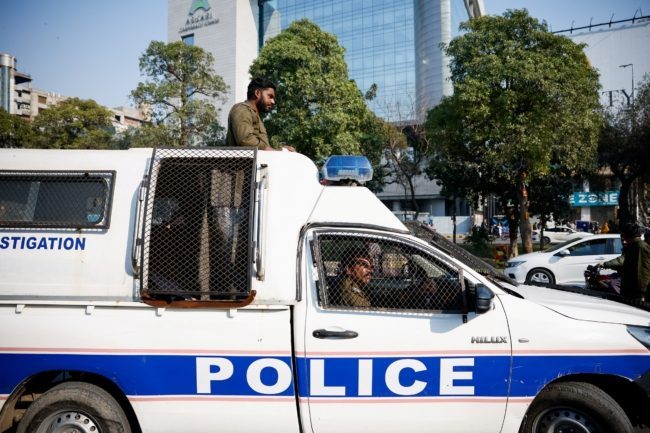 قضاة يتهمون مخابرات باكستان بالتجسس عليهم بغرف نومهم.. التليغراف: تحاول التأثير عليهم بقضايا مرتبطة بعمران خان