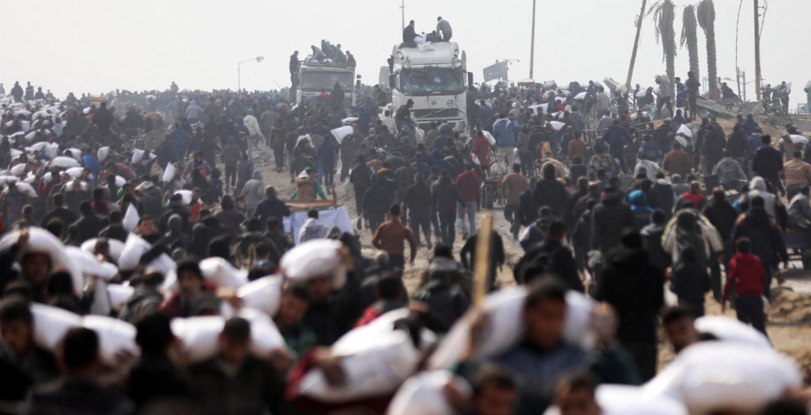 فلسطينيون يسعون للحصول على مساعدات في شمال غزة 
