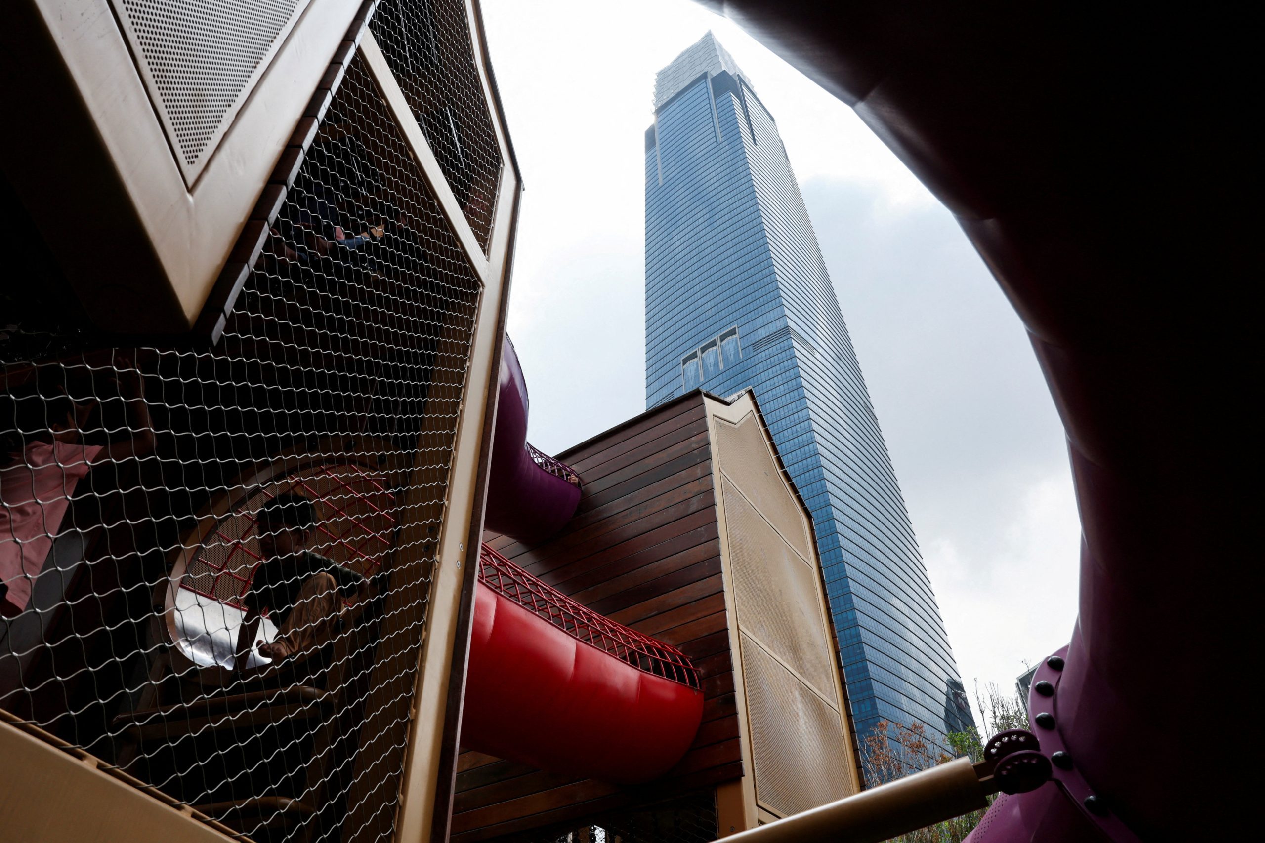 تجربة تكشف عن نتيجة “مذهلة” بخصوص “الزمن” في الطوابق العليا بناطحات السحاب.. يمر أسرع من الطوابق السفلى!