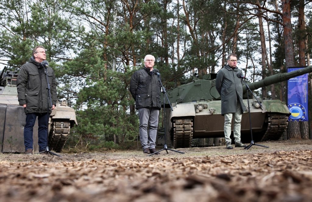 تنصت على اتصال هاتفي