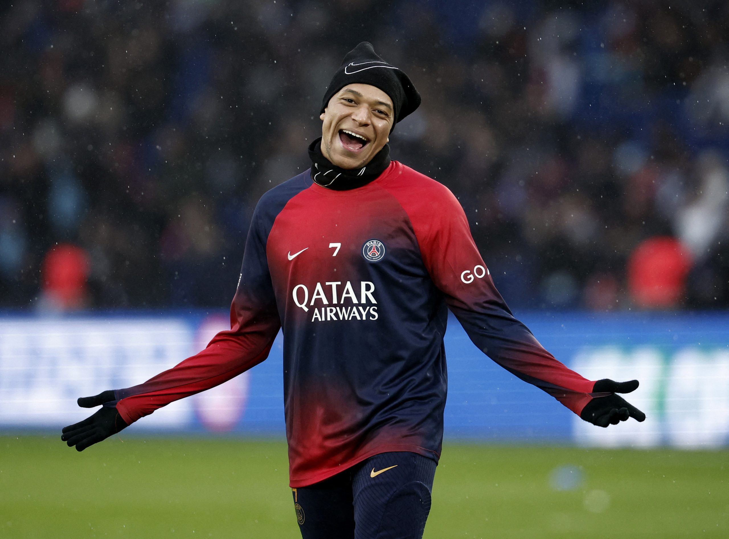 مبابي يثير الجدل بعد استبداله (رويترز)