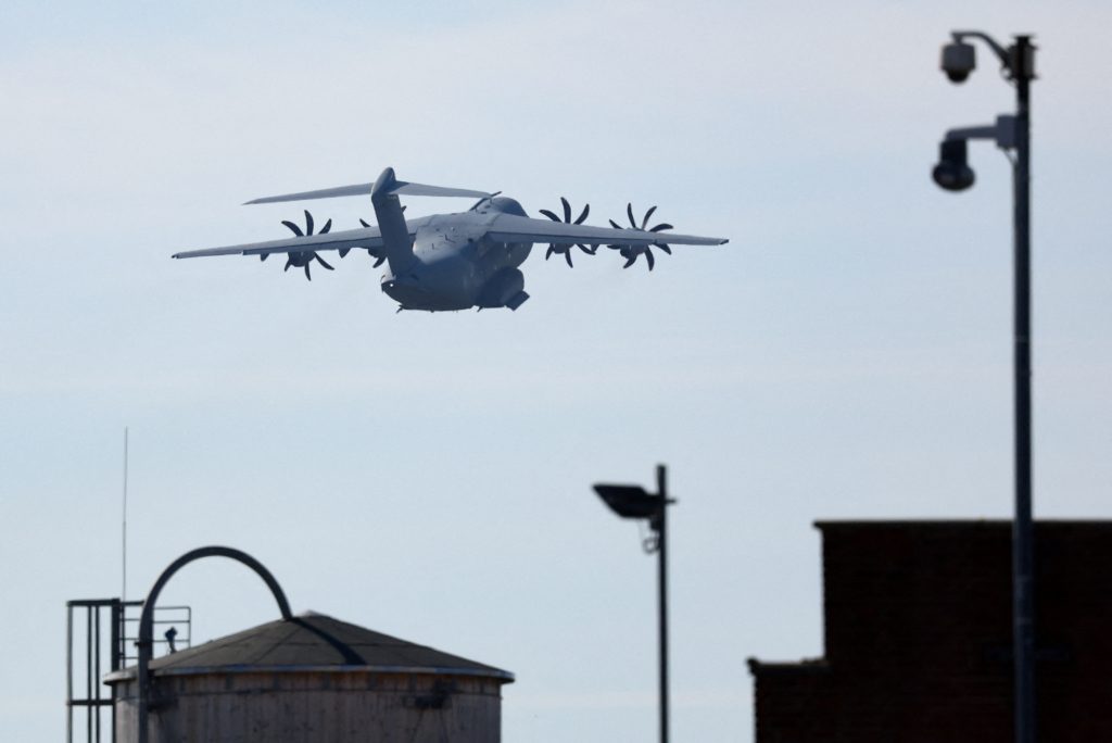 إنزال جوي خاطئ فوق غزة