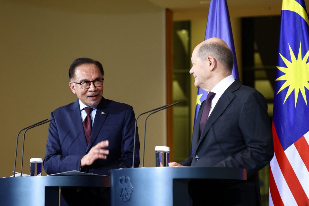 رئيس وزراء ماليزيا ينتقد "نفاق" الغرب في غزة