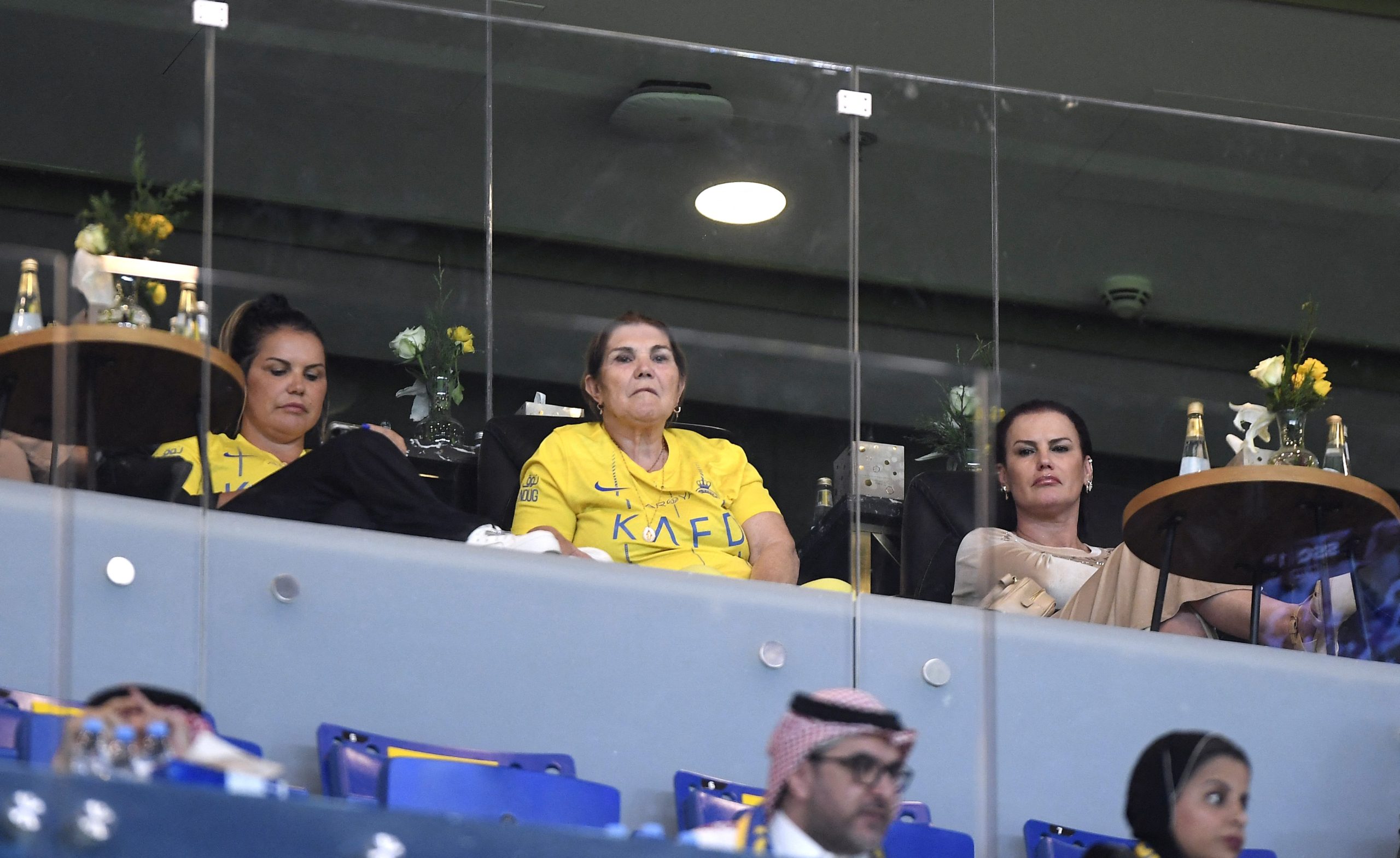 رويترز/ كريستيانو رونالدو خرج مكسوراً تحت أنظار والدته التي حضرت المباراة من على المدرجات