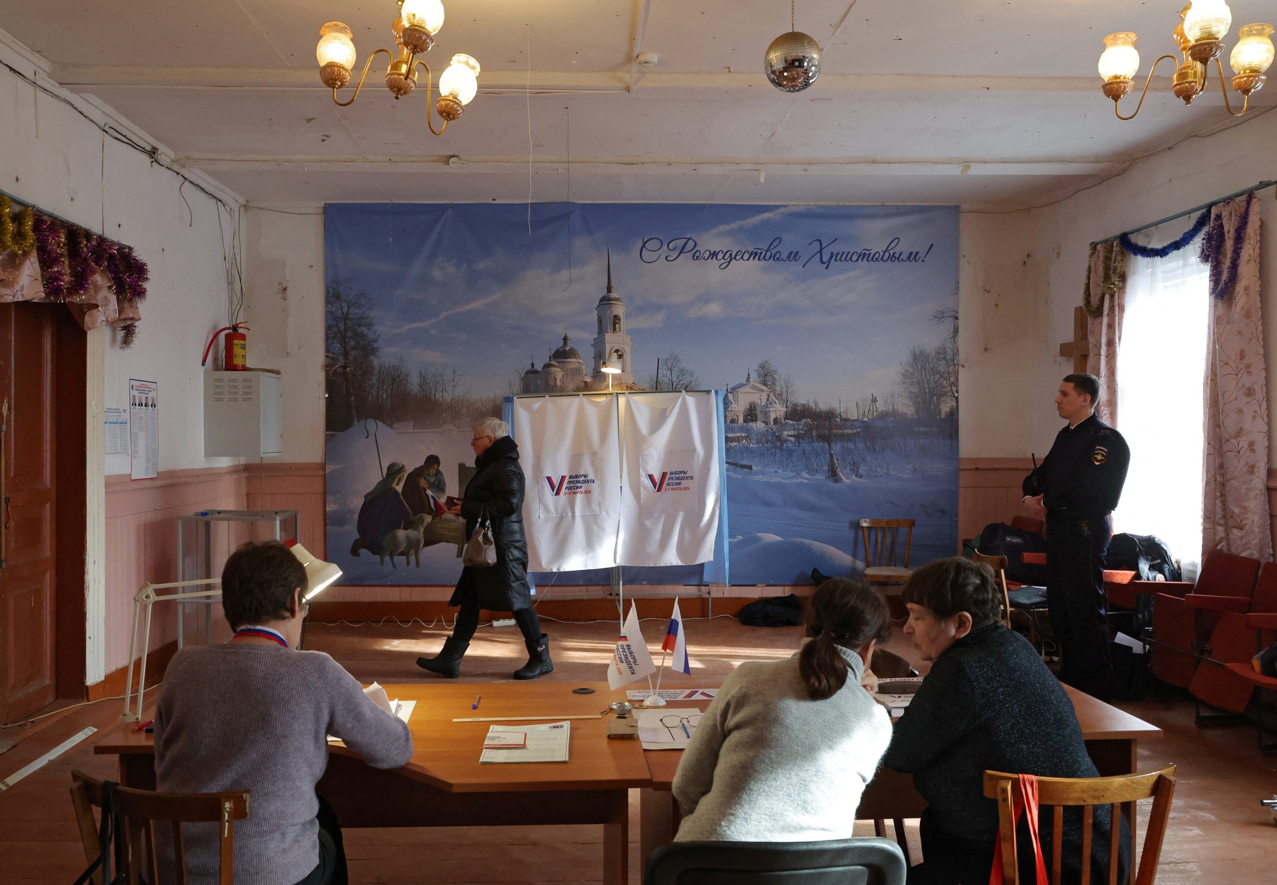 الروس يواصلون التصويت في اليوم الثاني من الانتخابات الرئاسية.. والبلاد تتعرض لهجمات إلكترونية وقصف أوكراني