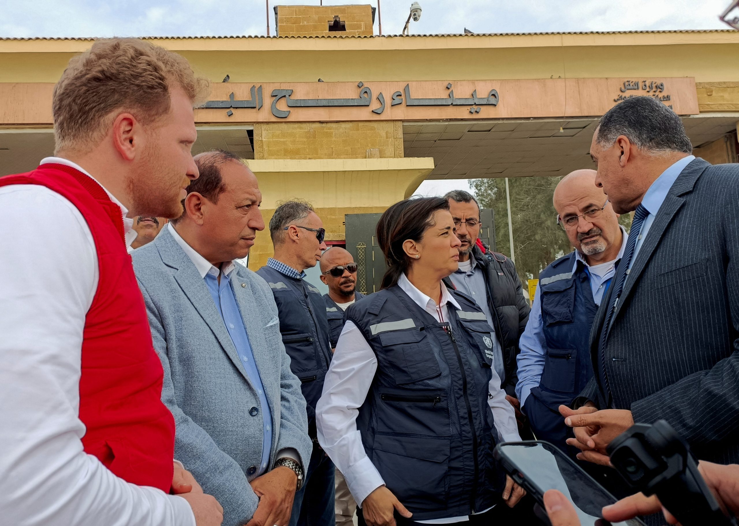 محاولات من محمد دحلان وماجد فرج متعلقة بإدارة معبر رفح وتوزيع المساعدات - رويترز