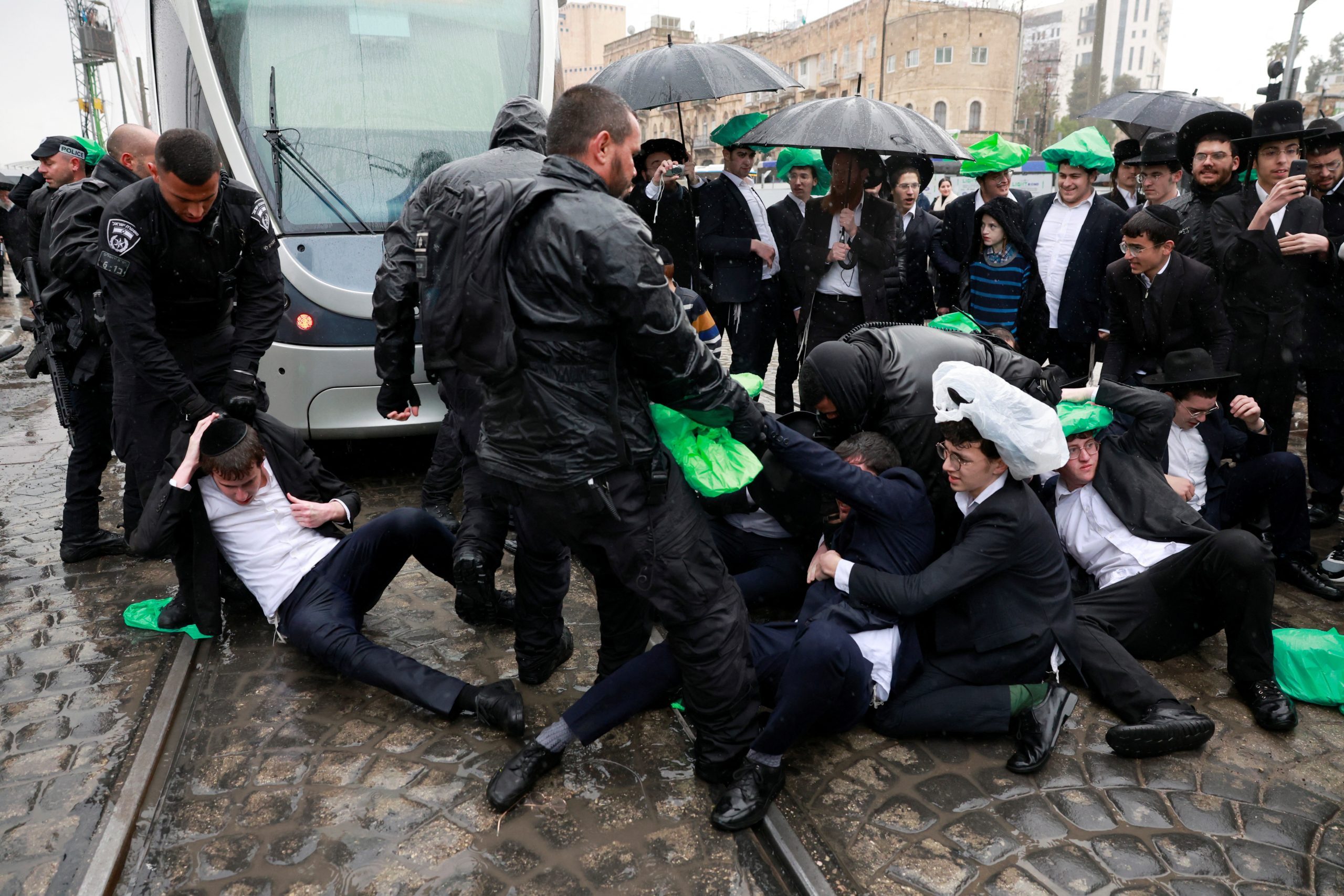 “نموت ولا نتجند في الجيش”.. مئات اليهود المتشددين يحتجون رفضاً للخدمة العسكرية، وشرطة الاحتلال تتدخل (فيديو)