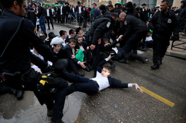 مستوطن يدهس يهوداً متشددين خلال احتجاج ضد التجنيد في القدس.. فيديو يوثق لحظة “سحقهم” بعجلات سيارته