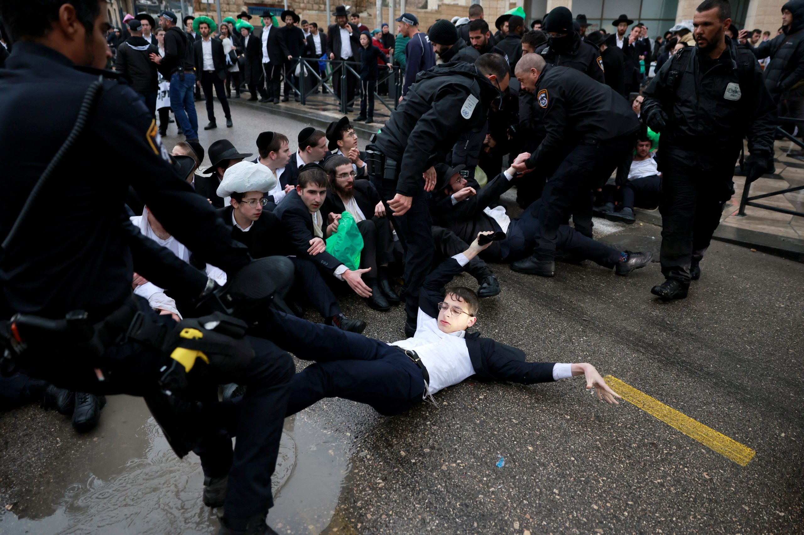 “نموت ولا نتجند في الجيش”.. مئات اليهود المتشددين يحتجون رفضاً للخدمة العسكرية، وشرطة الاحتلال تتدخل (فيديو)