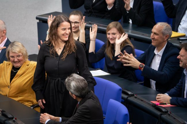  في سابقة تاريخية.. دخول أول نائبة صماء إلى البرلمان الألماني،  تعرّف على بروتوكول التعامل معها