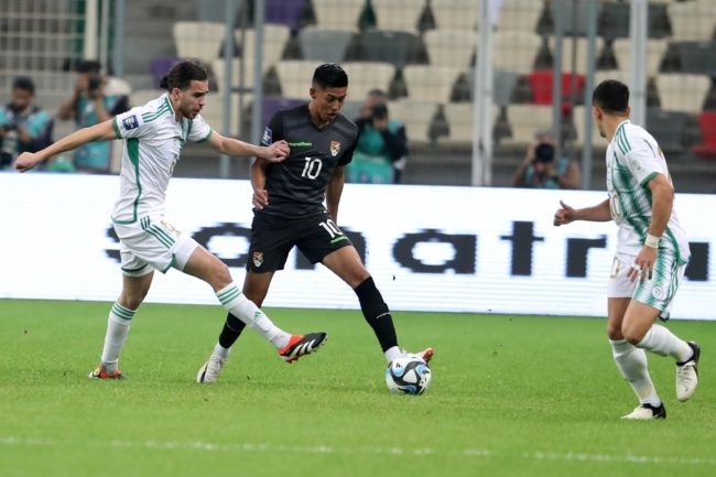 مدرب المنتخب الجزائري يصفع لاعبيه بعد مباراتهم أمام تونس لهذا السبب (فيديو)