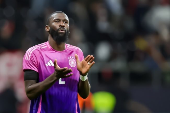 نجم ريال مدريد المسلم روديغر يقاضي صحفياً ألمانياً اتهمه بالإرهاب بسبب “رمز إسلامي”