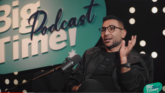 أحمد سعد: لبست الحلق والقميص الشفاف في إحدى حفلاتي عشان أبقى “تريند”، وهجوم الجمهور صحّاني 