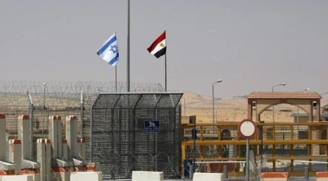 أهالي غزة يفتقدون عهد مرسي.. خطّوا عبارته الشهيرة لنصرة القطاع خلال الحرب على الجدار مع مصر (فيديو)