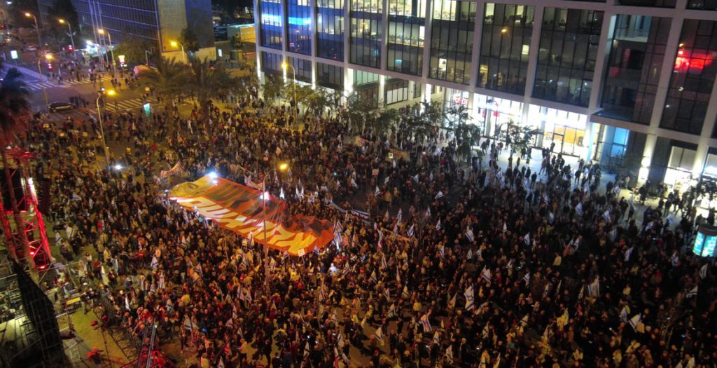 إسرائيليون يغلقون طريقاً رئيسياً بتل أبيب للمطالبة بإعادة أسراهم من غزة