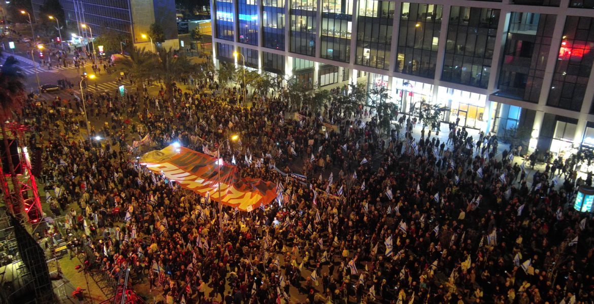 إسرائيليون يغلقون طريقاً رئيسياً بتل أبيب للمطالبة بإعادة أسراهم من غزة