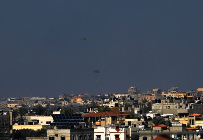 فيديو يوثق عمليات إنزال جديدة “فاشلة” لمساعدات إنسانية على غزة.. ونشطاء يتحدثون عن شهداء وإصابات 