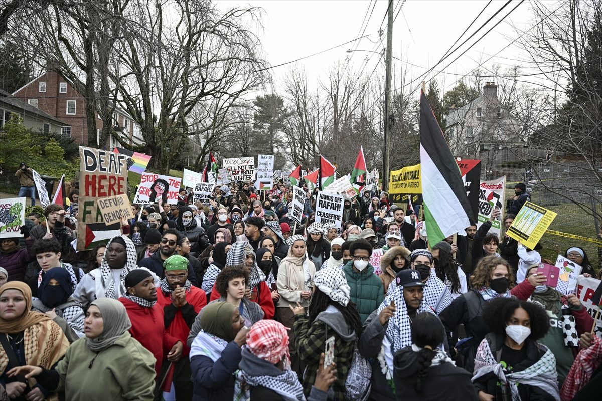 مظاهرة أمام السفارة الإسرائيلية بواشنطن لدعم غزة.. المشاركون طالبوا بإنهاء “حرب الإبادة” على القطاع (صور)