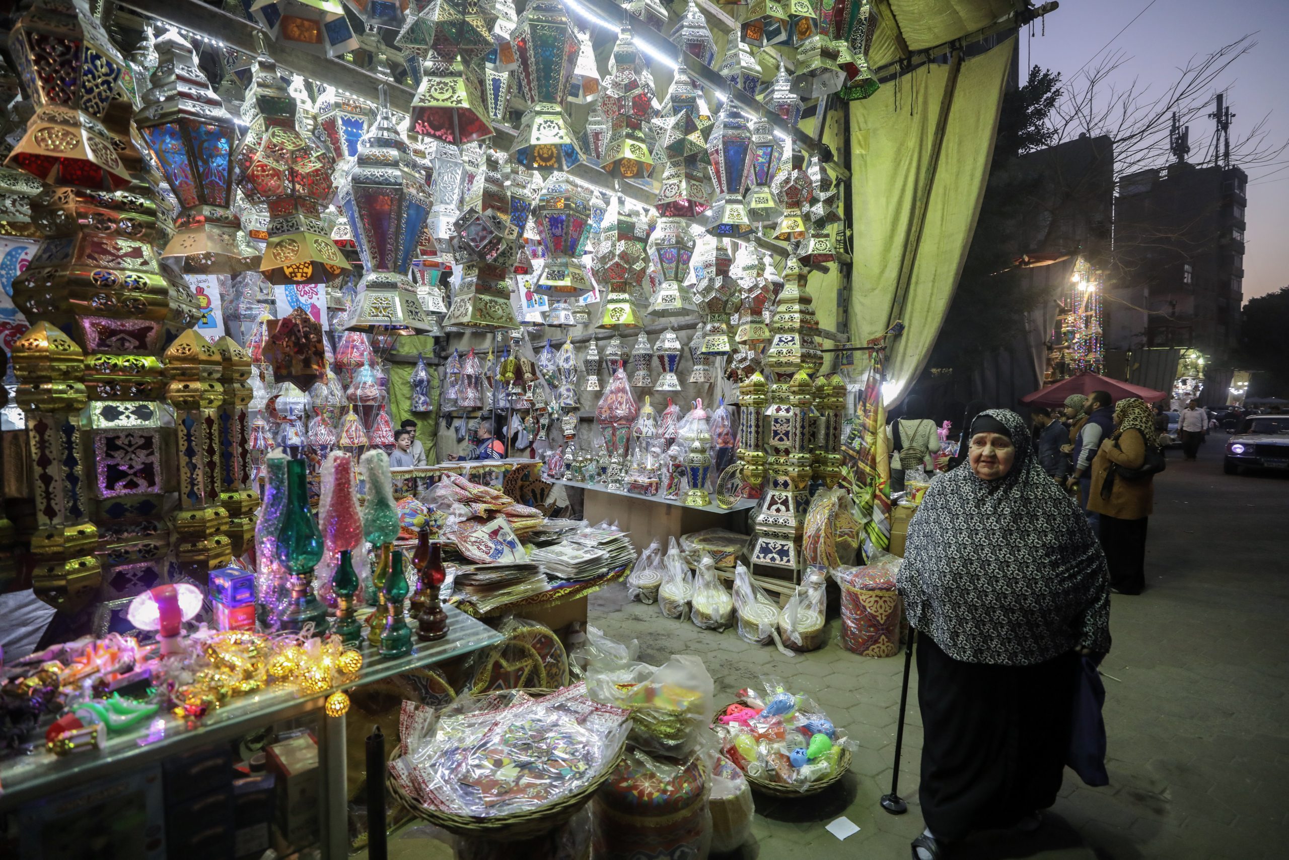 فوانيس رمضان٠ تقليد في مصر يتفاعل معه المواطنين احتفالاً بقدوم شهر رمضان-الأناضول
