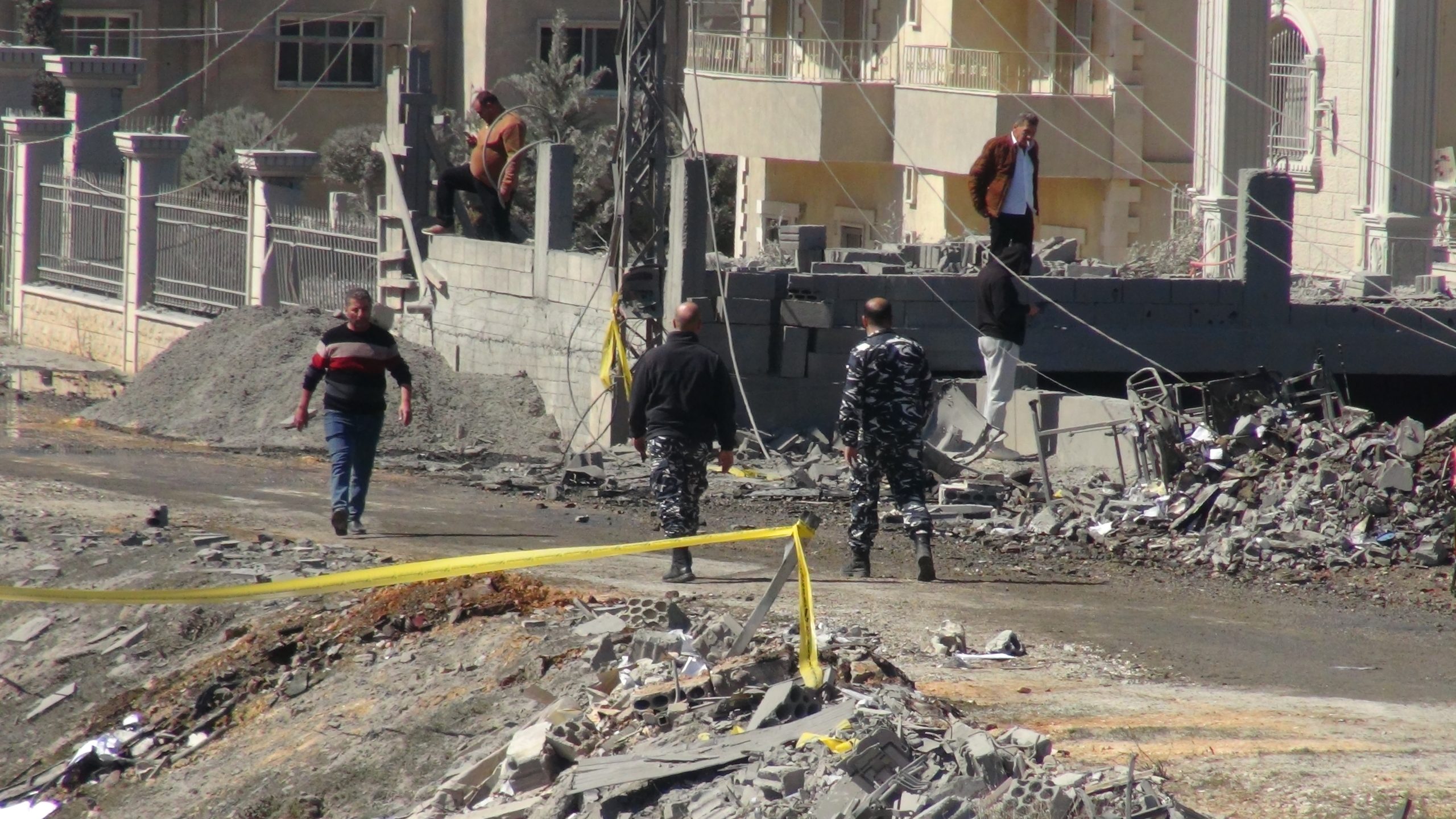 غارات إسرائيلية تقتل فلسطينياً وسوريّاً جنوب لبنان.. وبيروت تعتزم شكوى الاحتلال بمجلس الأمن