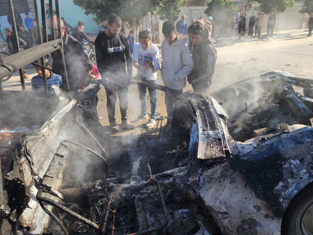 قصف إسرائيلي سابق على مركبة تحمل تمورا في رفح جنوب قطاع غزة (تعبيرية)/الأناضول