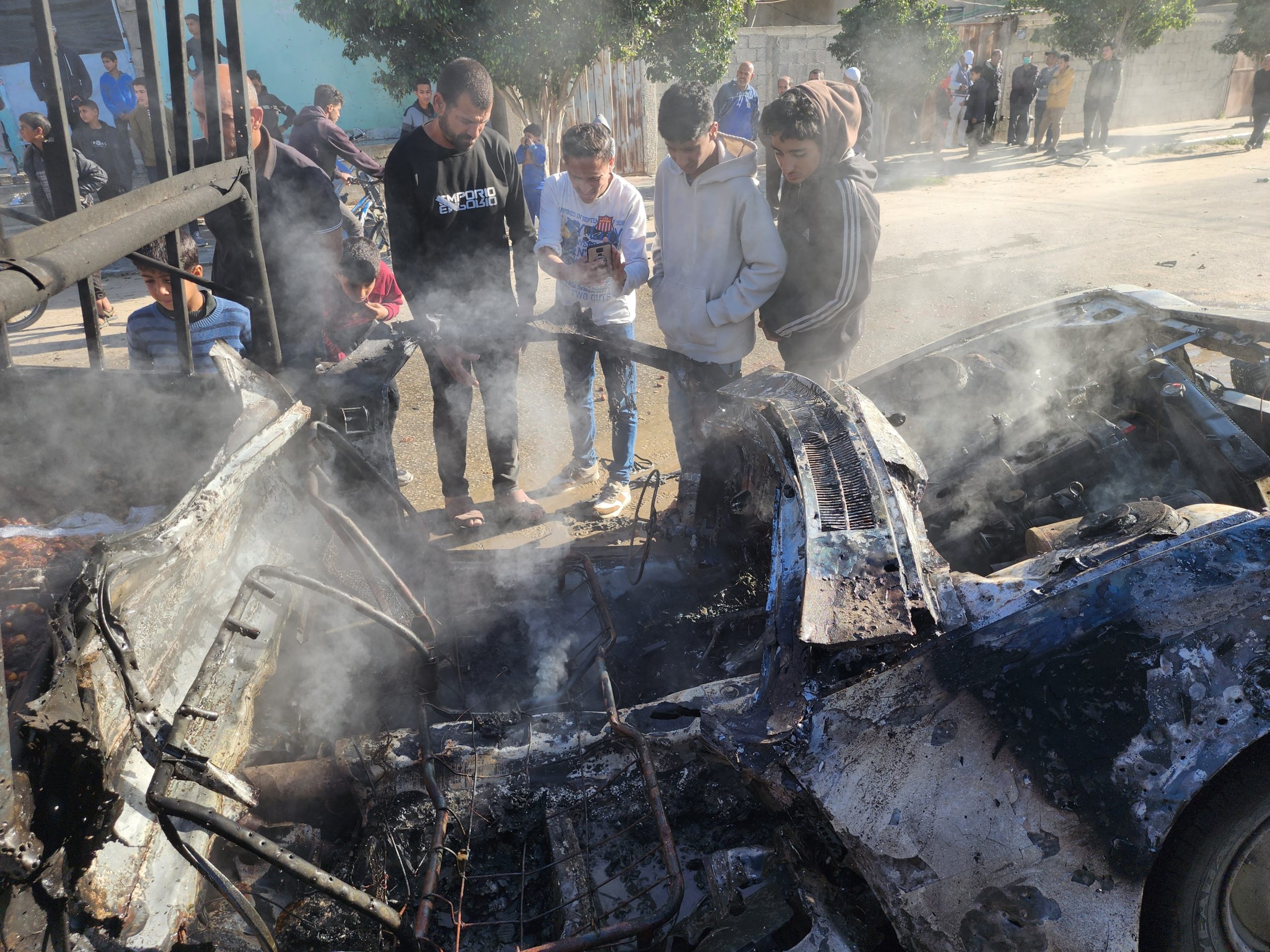 قصف إسرائيلي سابق على مركبة تحمل تمورا في رفح جنوب قطاع غزة (تعبيرية)/الأناضول