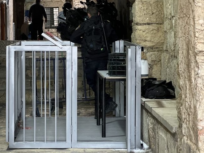 الاحتلال يشيِّد حواجز حديدية على 3 أبواب للأقصى.. الأردن وصف الأمر بالخطير وحماس تدعو لكسر الحصار