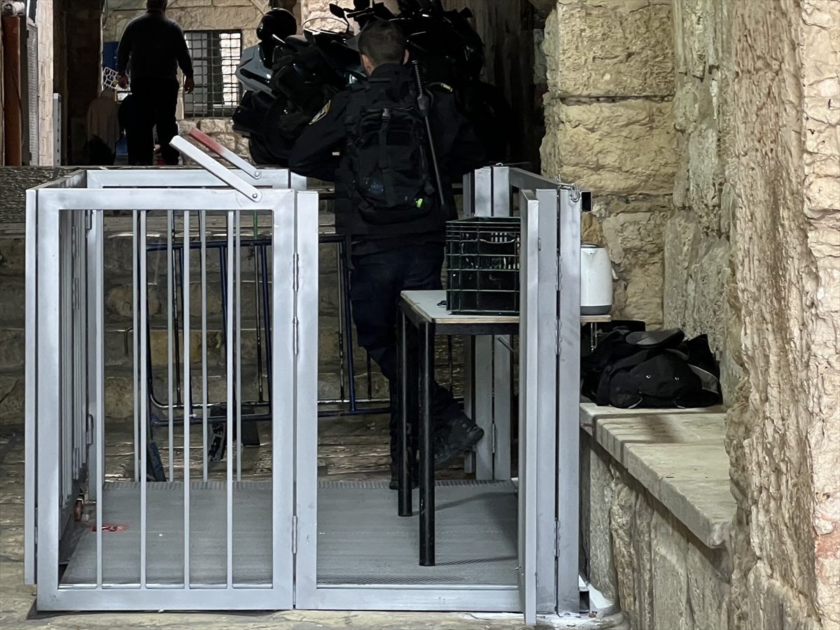 الاحتلال يشيِّد حواجز حديدية على 3 أبواب للأقصى.. الأردن وصف الأمر بالخطير وحماس تدعو لكسر الحصار