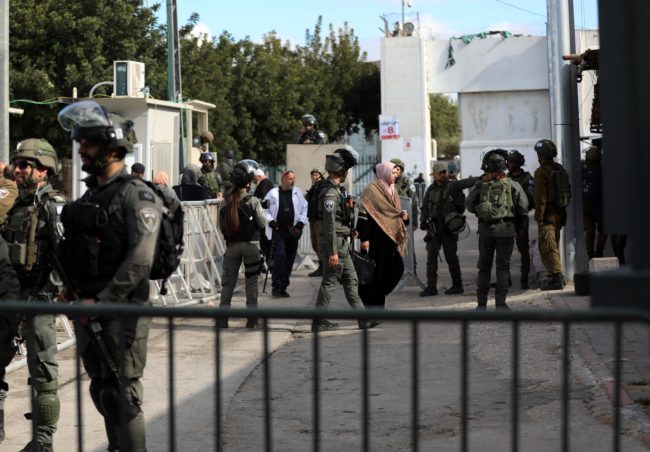 الاحتلال يخنق الضفة الغربية.. واشنطن بوست: رمضان هذا العام مختلف، وقيود إسرائيلية مشددة في القدس