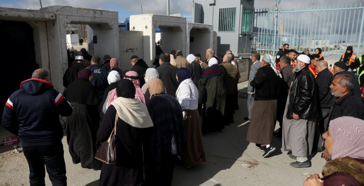 قيود الاحتلال على دخول الفلسطينيين للمسجد الأقصى بأول جمعة من رمضان 2024/الأناضول