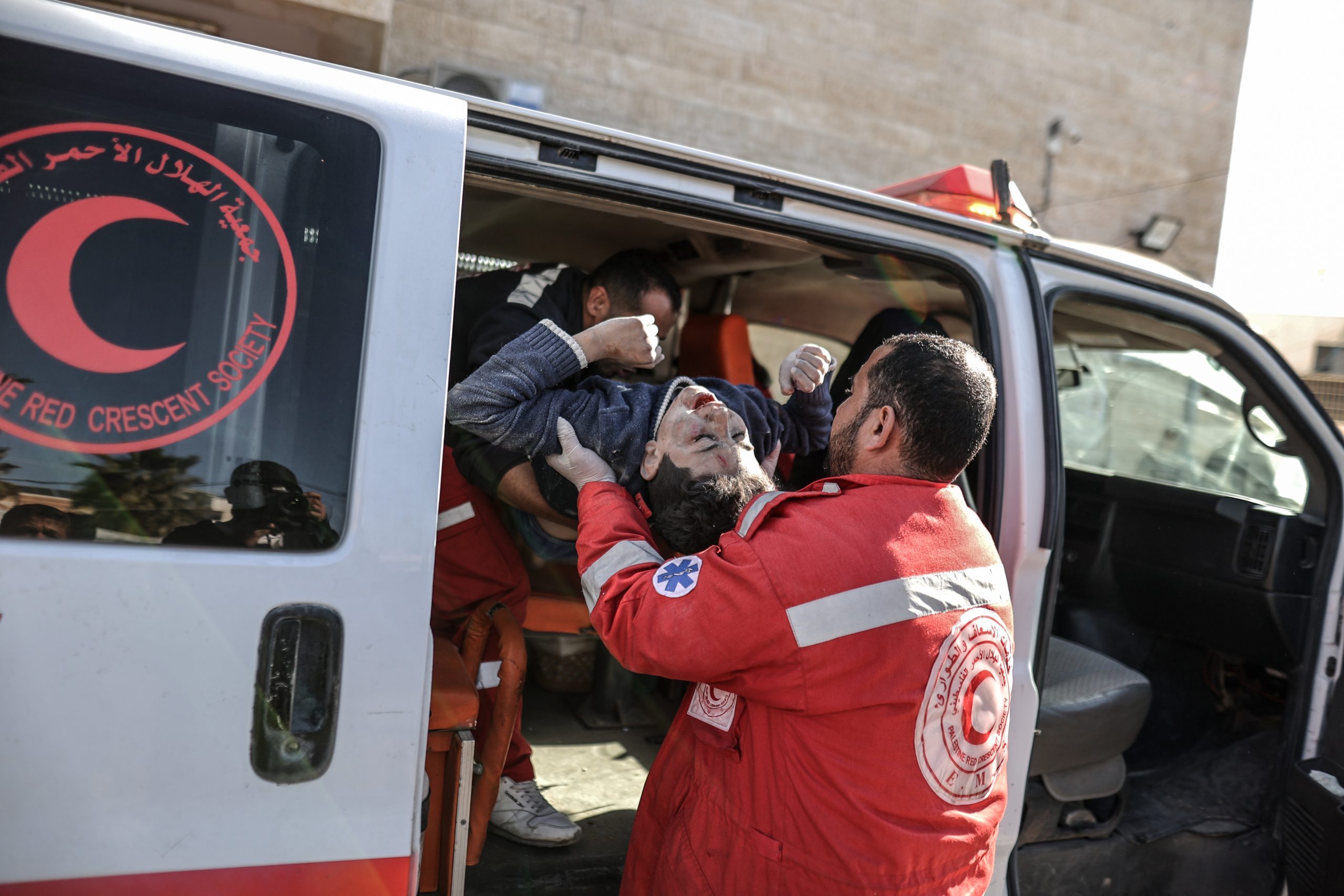 توثيق مئات الاعتداءات بحق المرافق الصحية بغزة من قبل الاحتلال