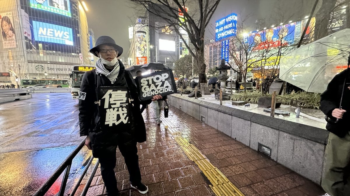 ياباني يتظاهر وحيداً