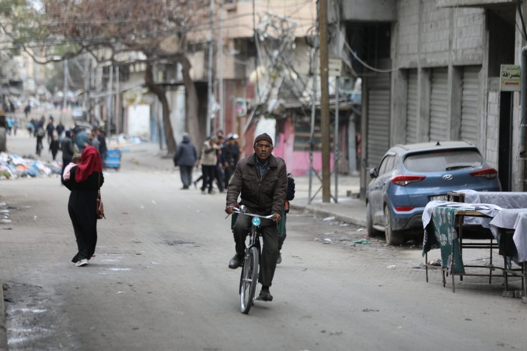 أشخاص يضطرون لمغادرة مجمع الشفاء بعد اقتحام الاحتلال له/ الأناضول