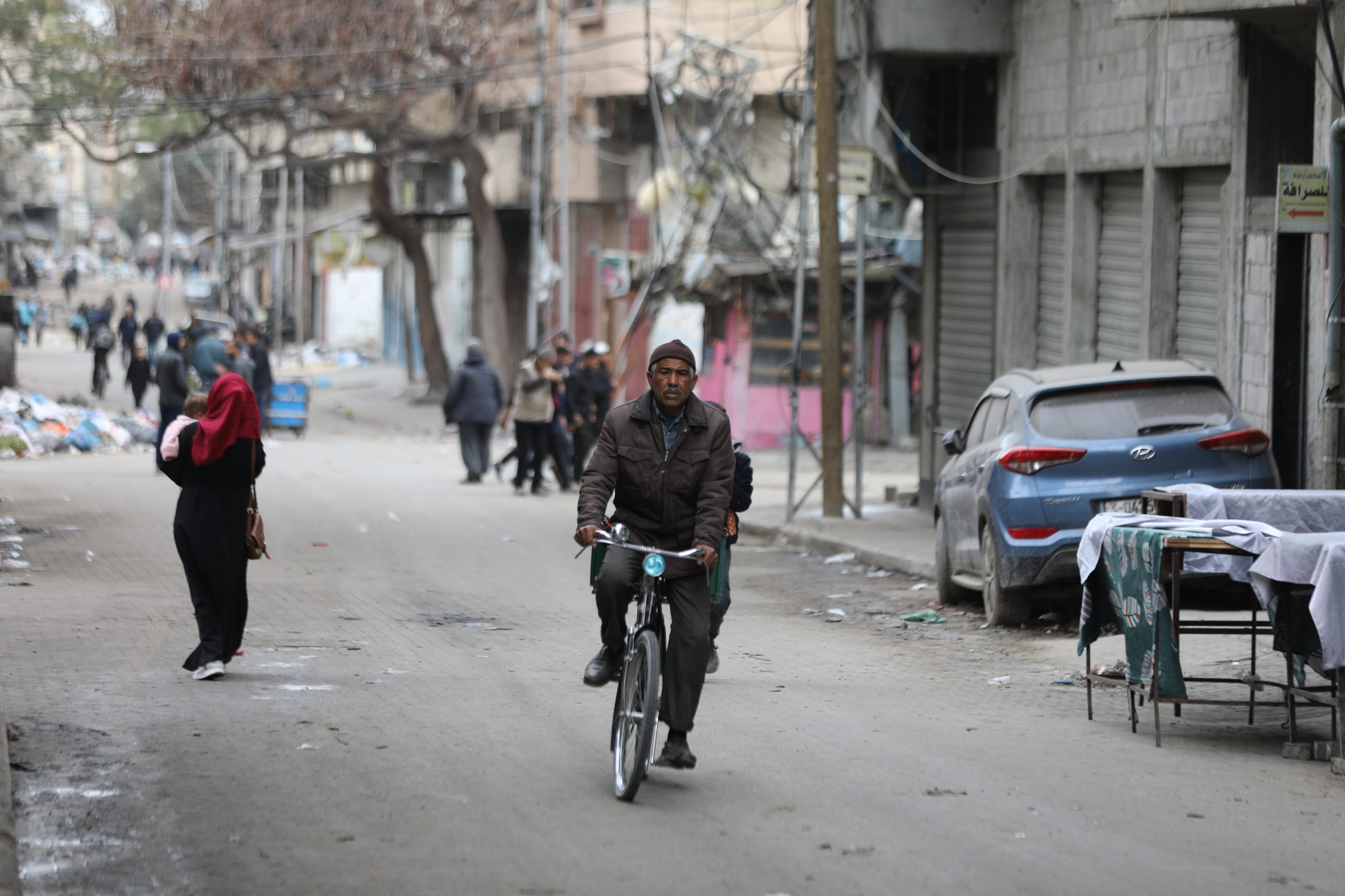 أشخاص يضطرون لمغادرة مجمع الشفاء بعد اقتحام الاحتلال له/ الأناضول