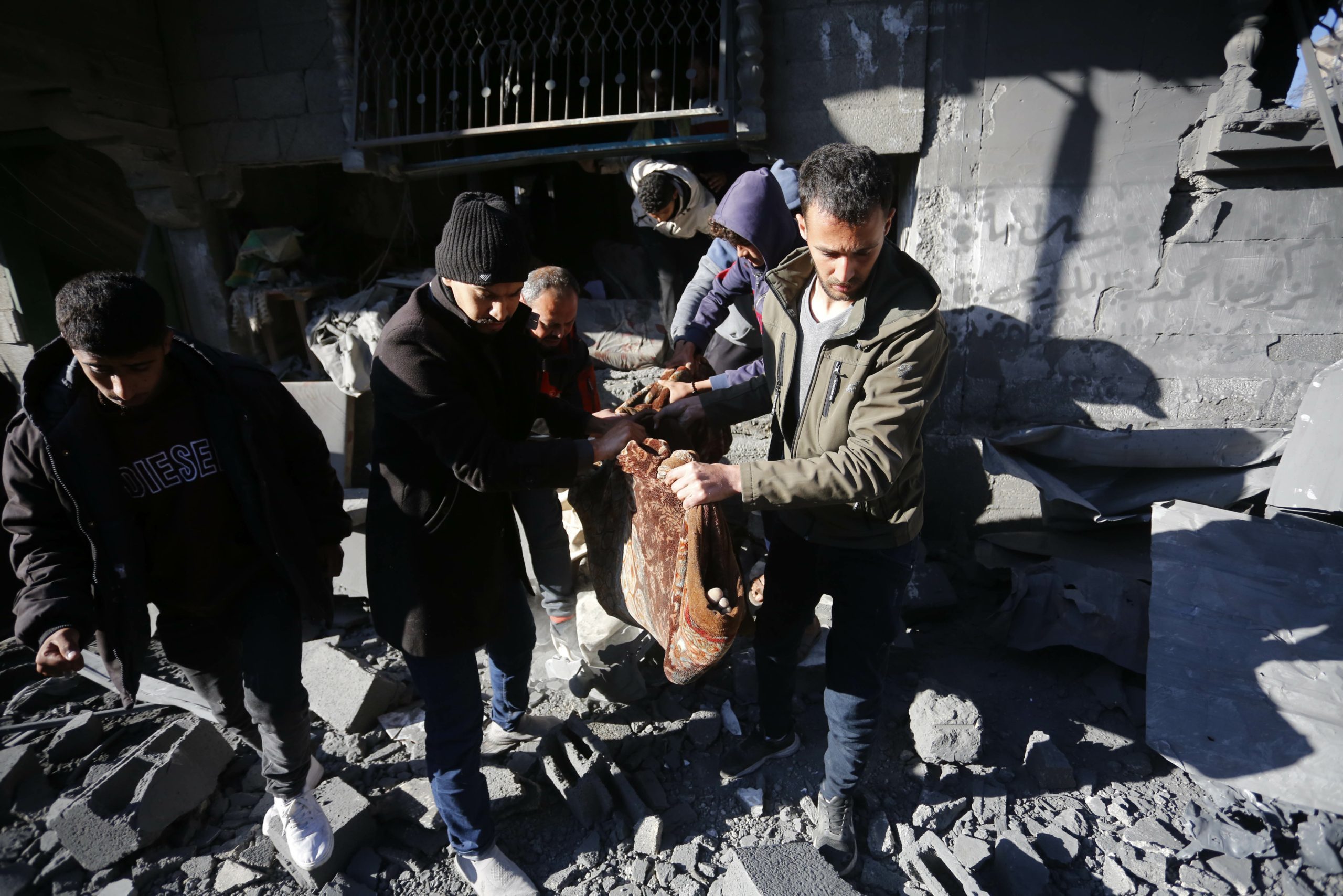 الاحتلال يواصل حربه ضد مجمع الشفاء بغزة ويصعّد في الضفة