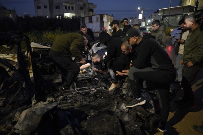 شهيدان بقصف الاحتلال لمركبة بوسط مدينة جنين.. استهدفها عبر طائرة مسيرة (فيديو)