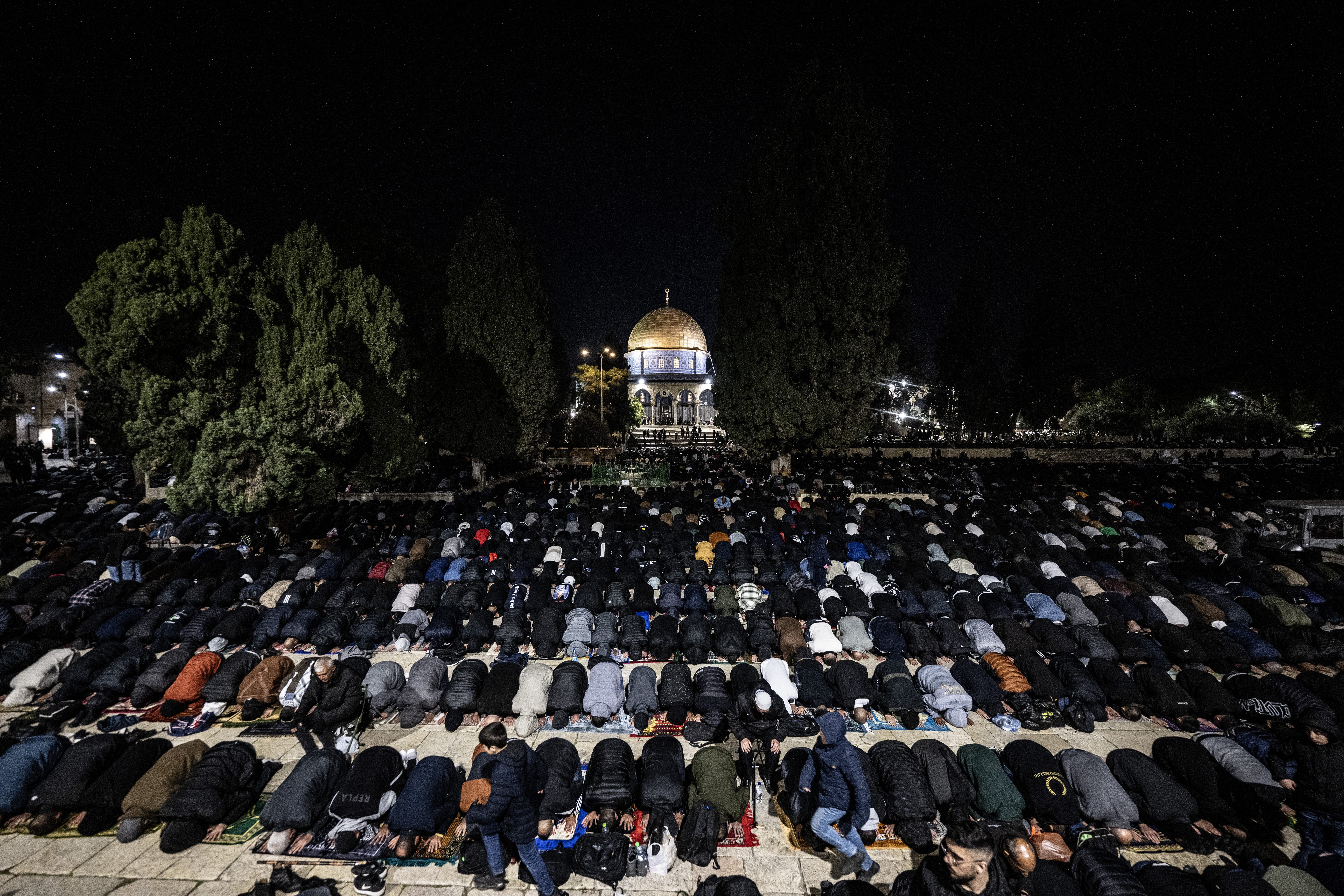 قوات الاحتلال تلاحق المعتكفين في “الأقصى” وتحاول طردهم من المسجد