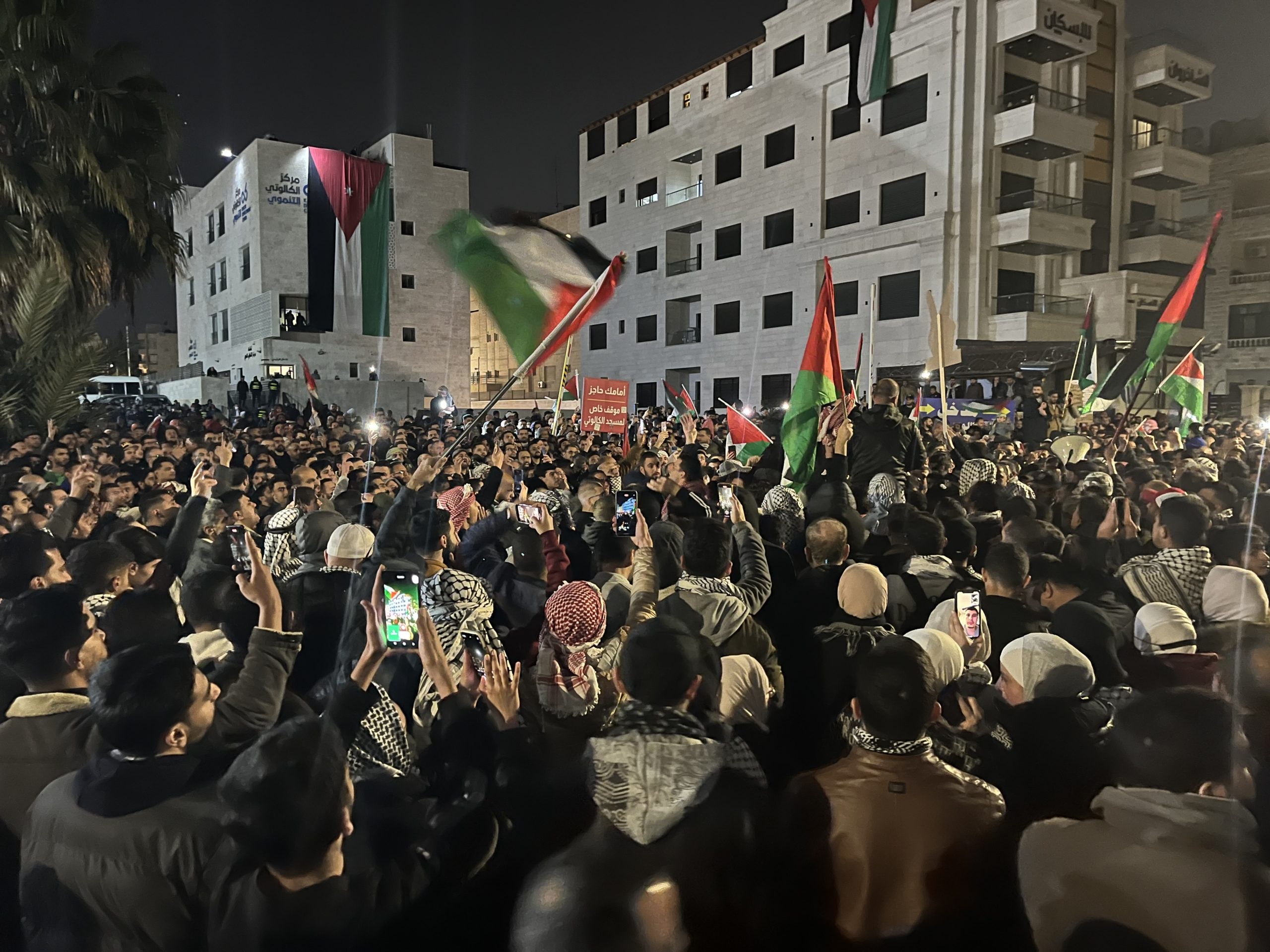 “طوفان أردني” بالقرب من سفارة الاحتلال في عمّان.. فيديو لتجمُّع عشرات الآلاف نصرة لغزة