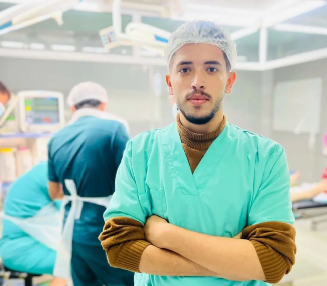 طبيب فلسطيني يعمل بغزة يتعرض لتهديدات بالقتل من إسرائيليين.. شارك صوراً لتعليقات تتوعده بالقتل والحرق