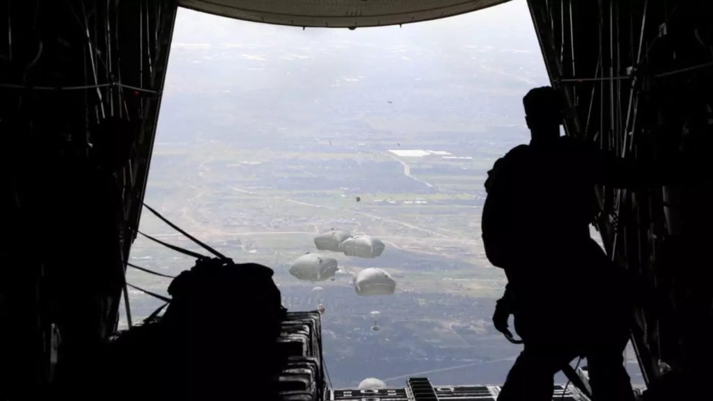 صورة على موقع القوات المسلحة الأردنية، نُشرت في 7 مارس/آذار 2024، لما قيل إنها مساعدات يتم إسقاطها على غزة، في عملية قيل إنها نُفذت بمشاركة مصر والولايات المتحدة وفرنسا وهولندا وبلجيكا (رويترز)