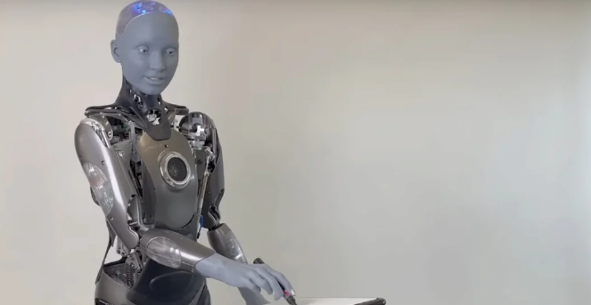 الروبوت البريطانية أميكا شبيهة الإنسان تقلد المشاهير